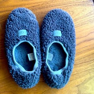 Lightly worn UGG slippers size 9!